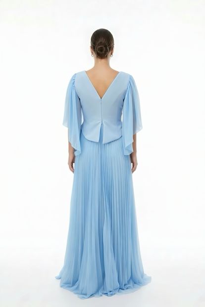 فستان سهرة أزرق فاتح مزين ومطوي بمقاسات كبيرة